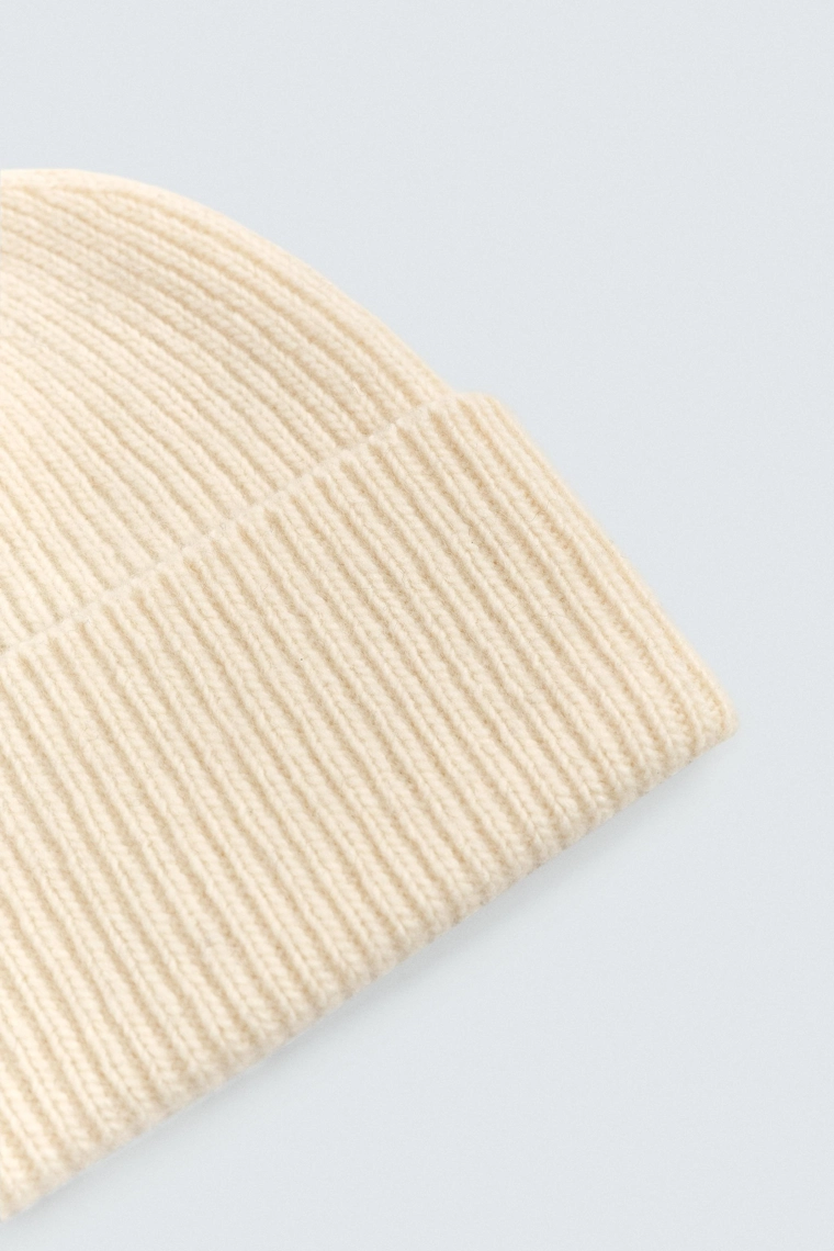 Шерстяная вязаная шапка