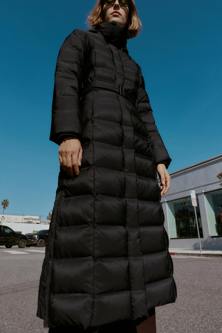 Пуховик с капюшоном и поясом-резинкой