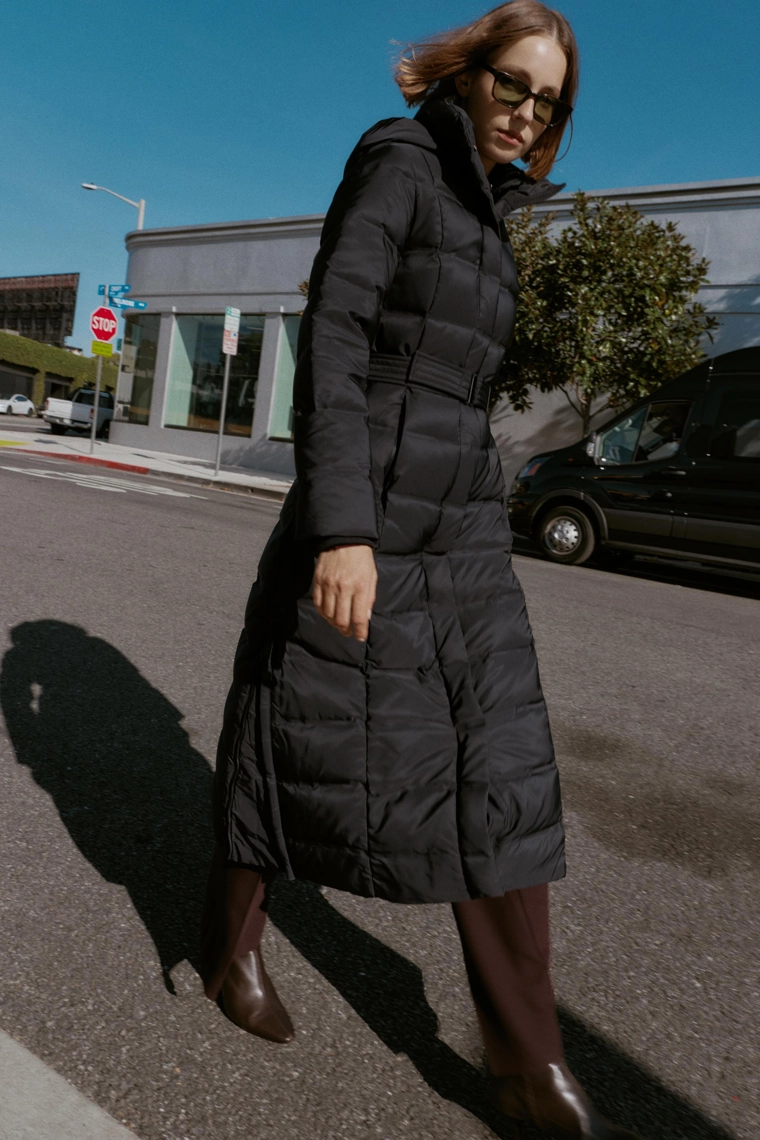 Пуховик с капюшоном и поясом-резинкой