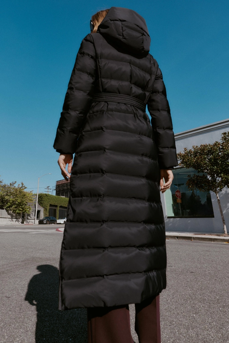 Пуховик с капюшоном и поясом-резинкой