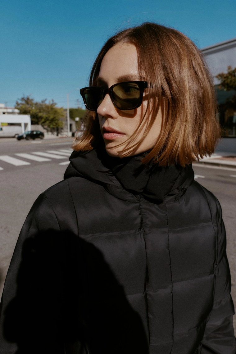 Пуховик с капюшоном и поясом-резинкой