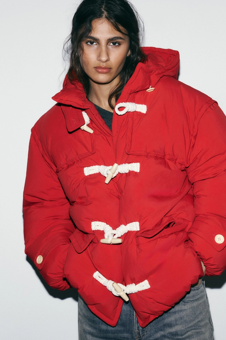 Пуховик с капюшоном и застежками моряка