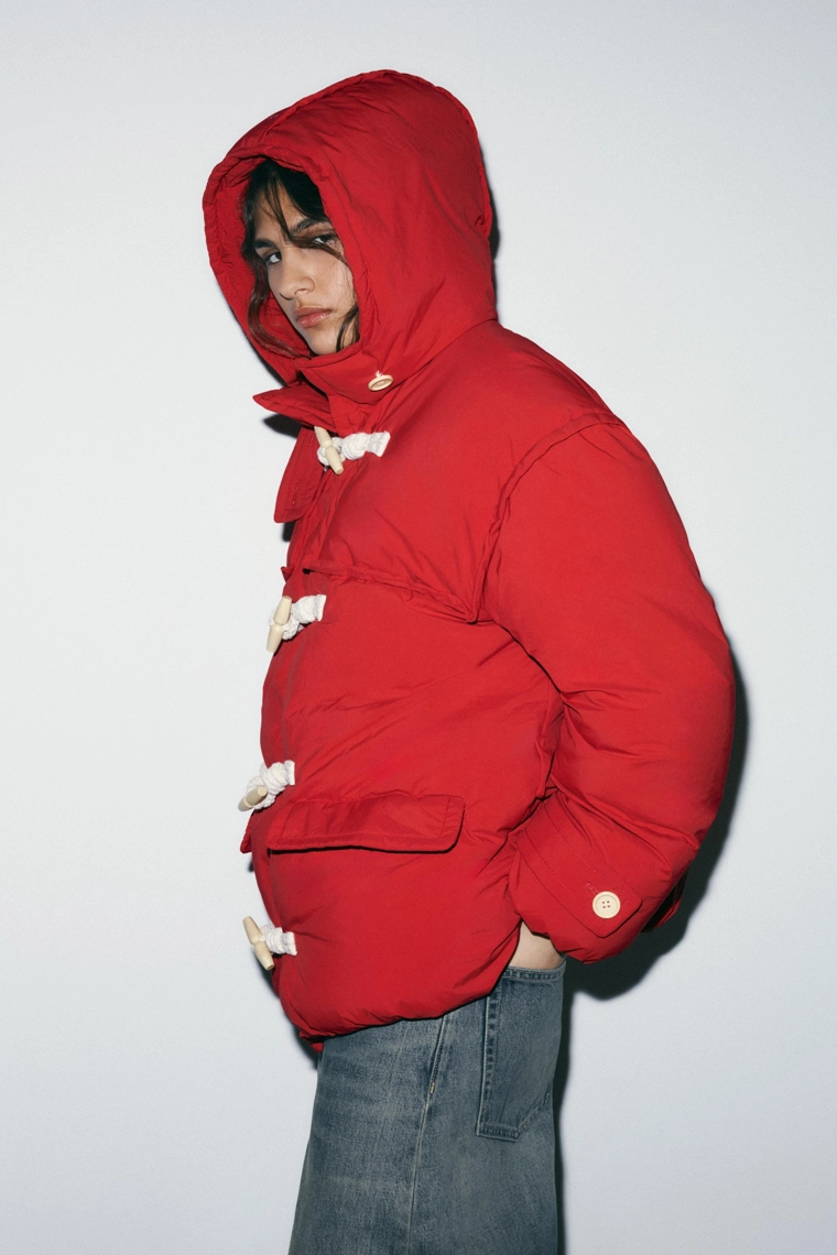 Пуховик с капюшоном и застежками моряка