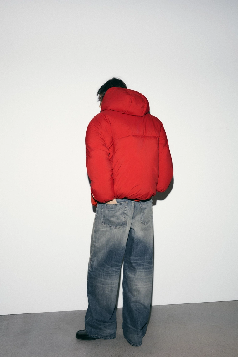 Пуховик с капюшоном и застежками моряка