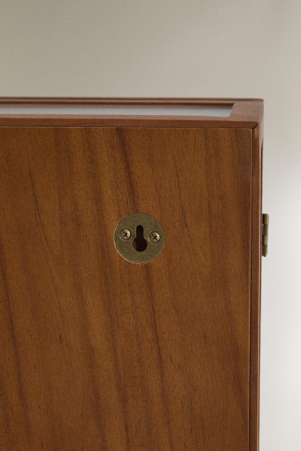 Полка для хранения на стене