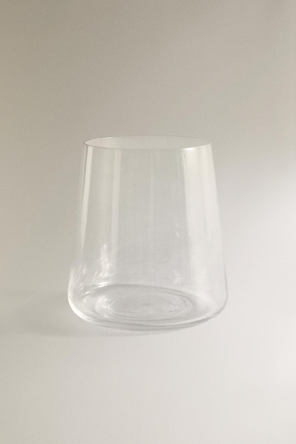 Стеклянный рюмка конической формы