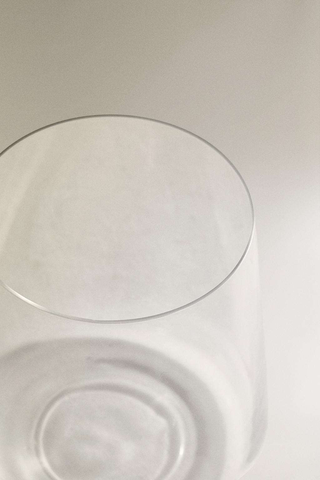 Стеклянный рюмка конической формы