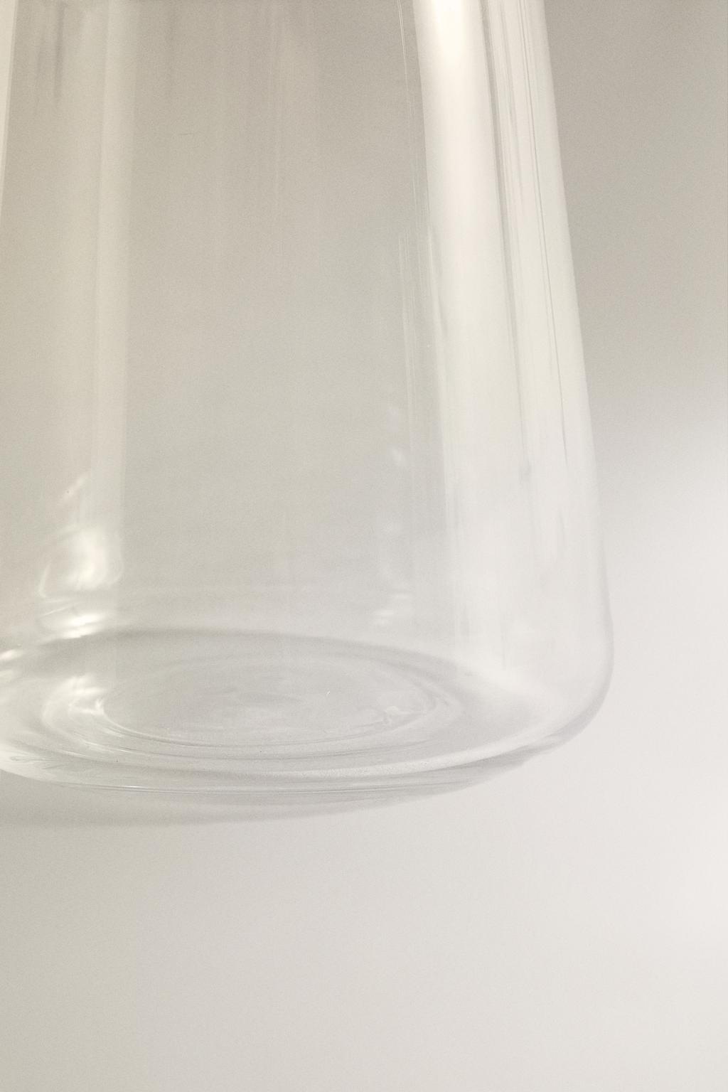 Стеклянный рюмка конической формы