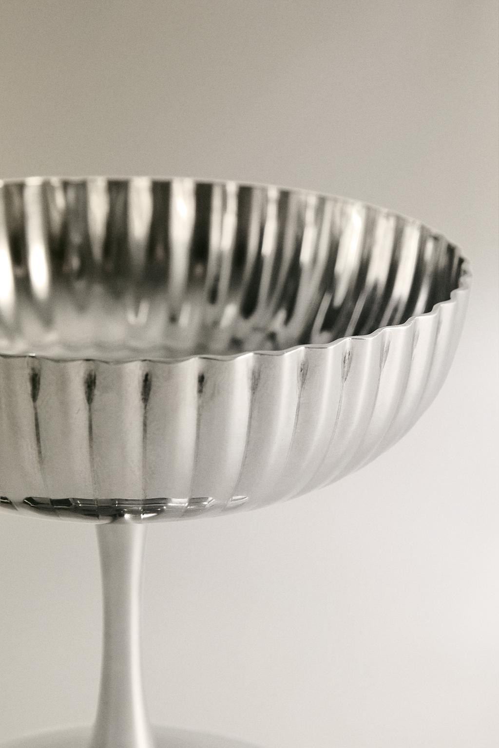 Металлический бокал с волнами