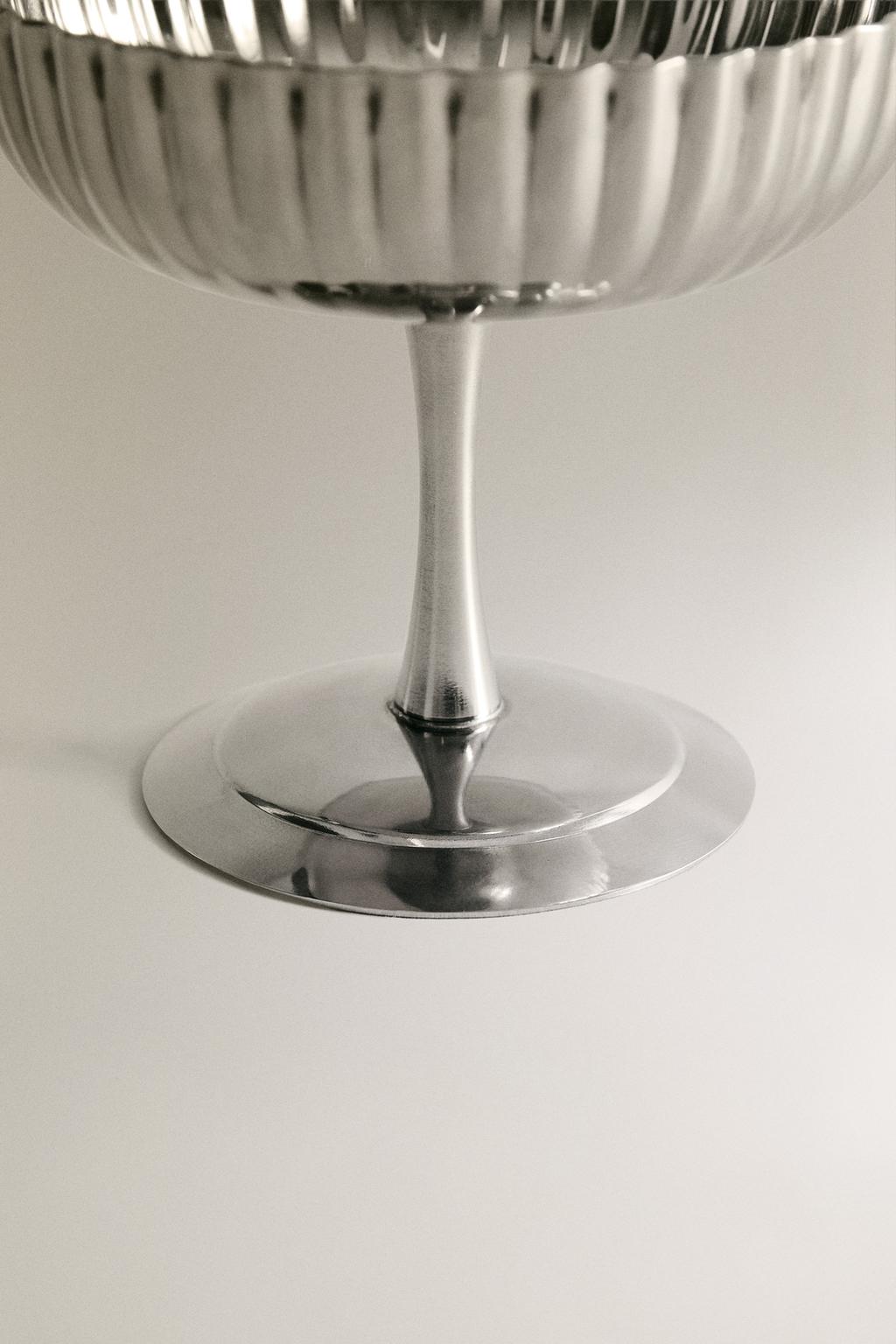 Металлический бокал с волнами