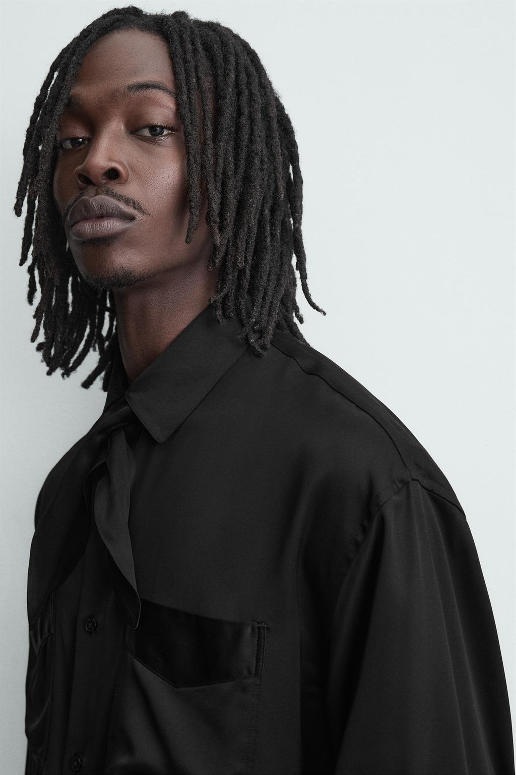 РУБАШКА СТРУЯЩЕГОСЯ ПОКРОЯ С БАНДАНОЙ