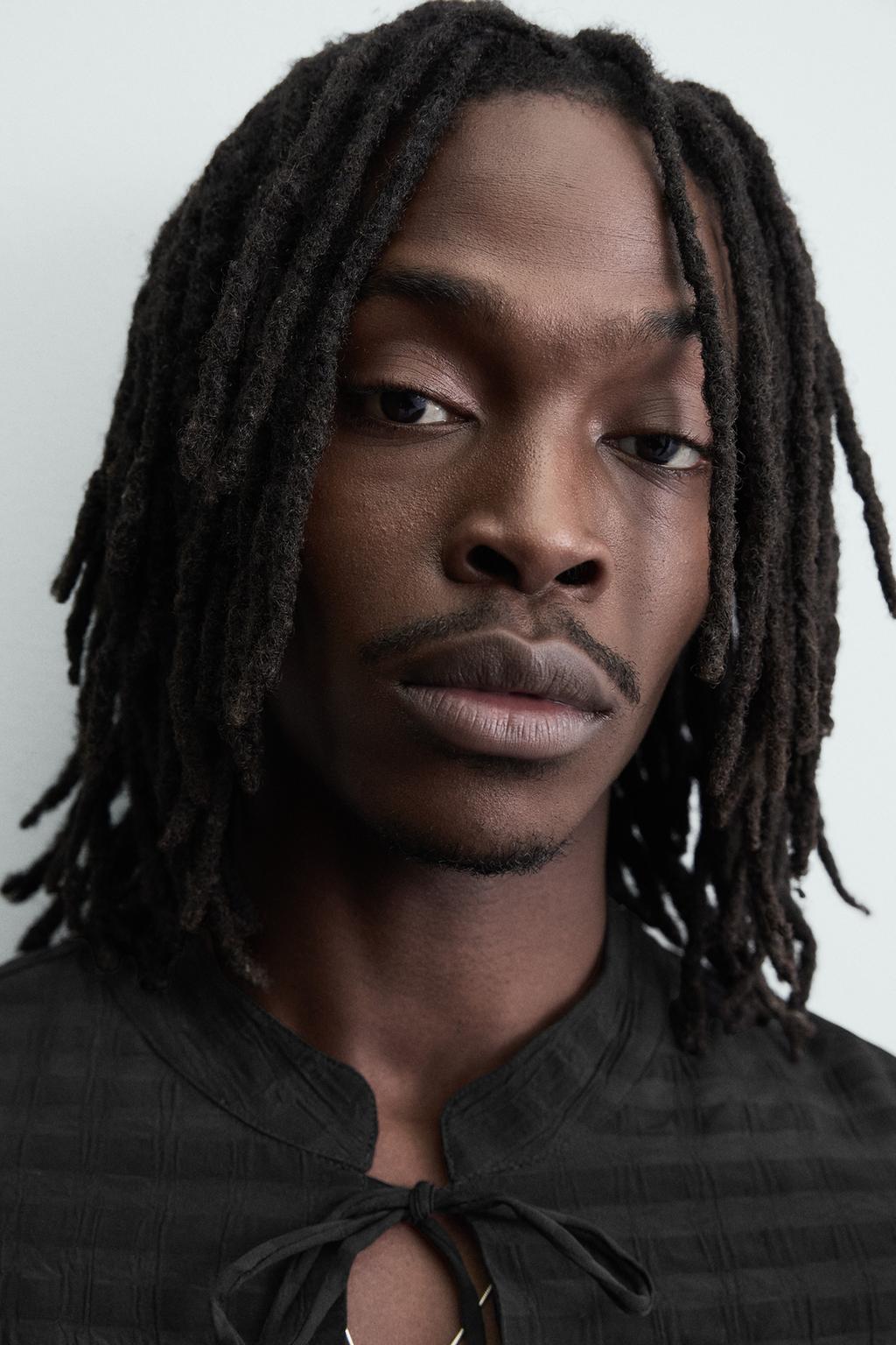 ПОЛО ИЗ СТРУЯЩЕЙСЯ РЕЛЬЕФНОЙ ТКАНИ