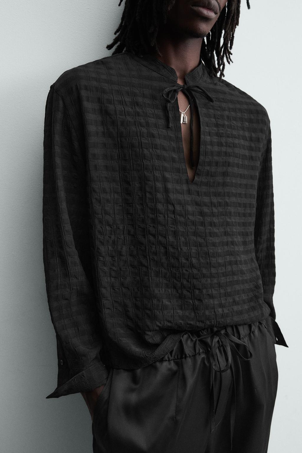 ПОЛО ИЗ СТРУЯЩЕЙСЯ РЕЛЬЕФНОЙ ТКАНИ