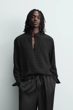 Поло из струящейся рельефной ткани- Заказать в России