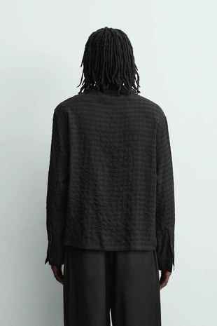 Поло из струящейся рельефной ткани- Заказать в России