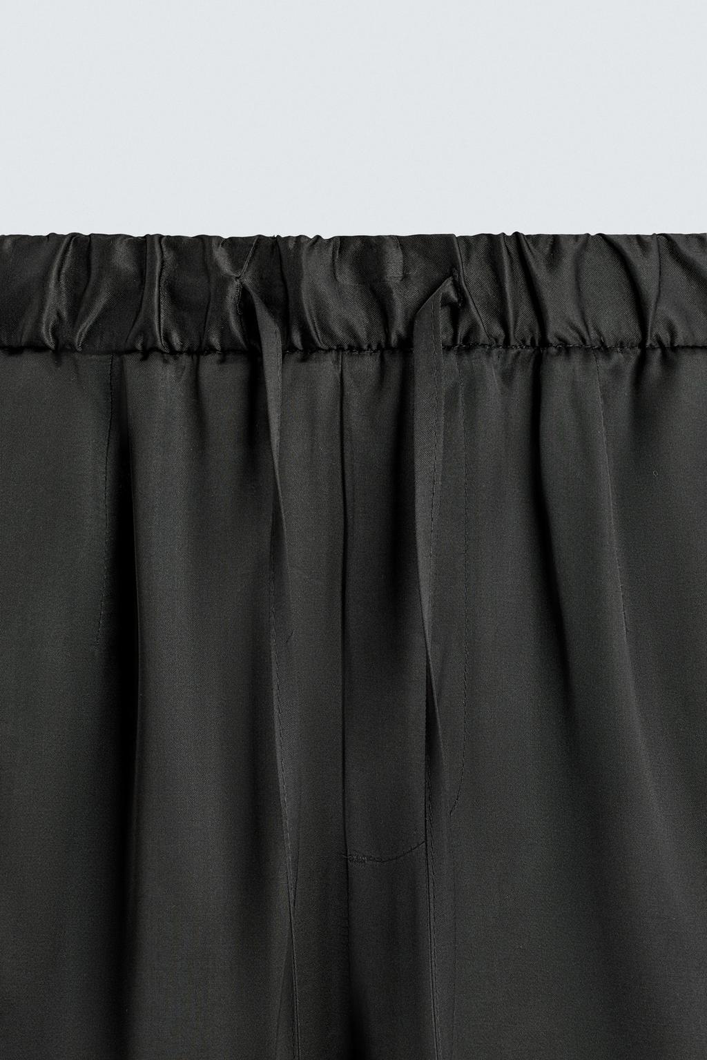 СТРУЯЩИЕСЯ БРЮКИ-ДЖОГГЕРЫ