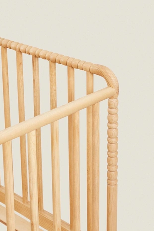 Деревянная кровать с резьбой- Заказать в России