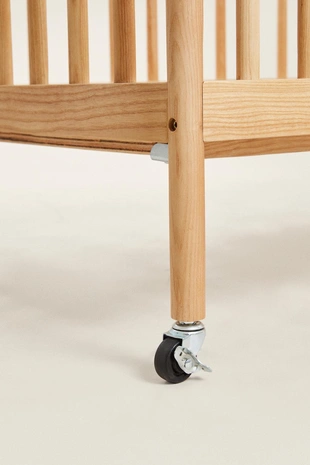 Деревянная кровать с резьбой- Заказать в России