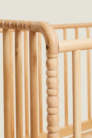 Деревянная кровать с резьбой- Заказать в России