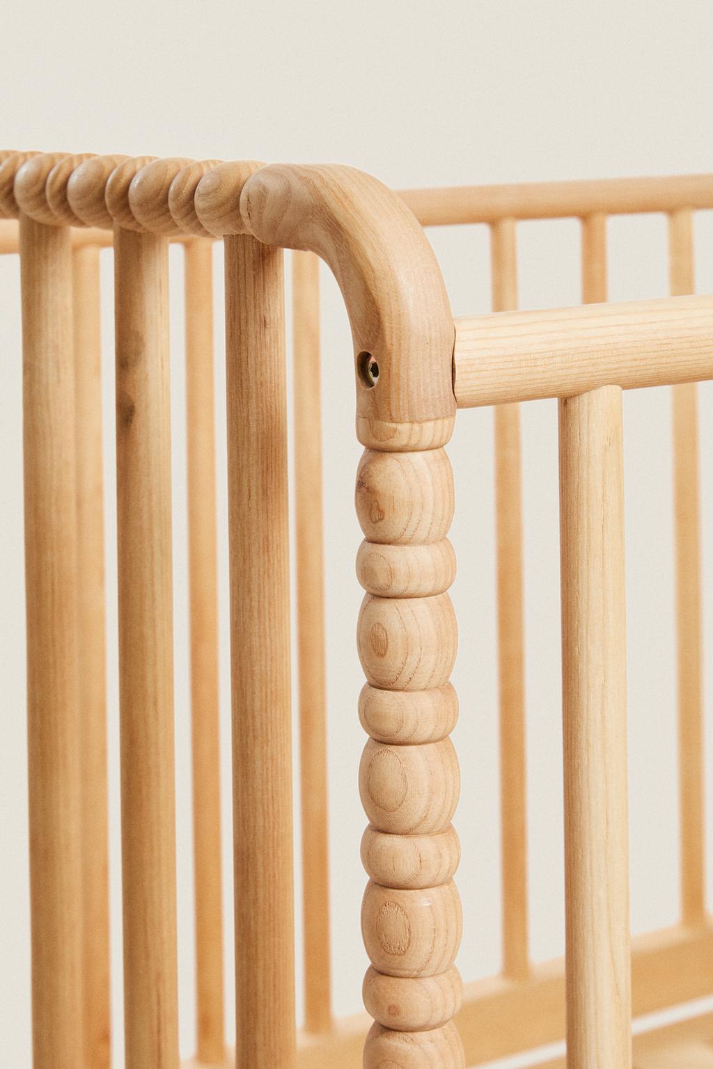 Деревянная кровать с резьбой