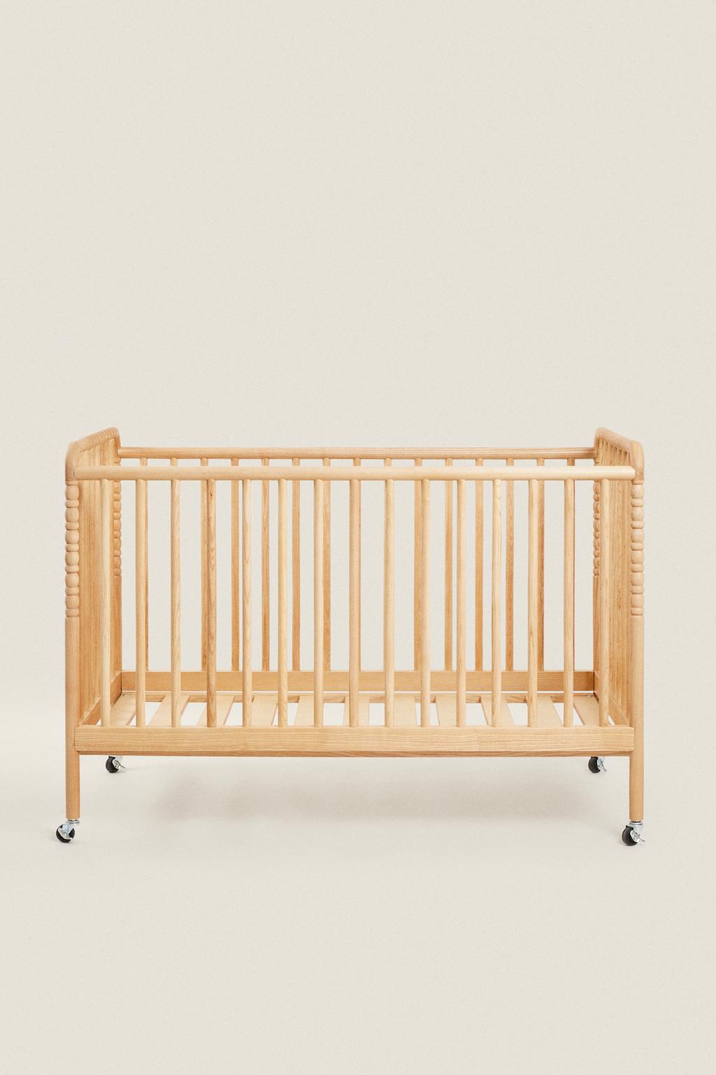 Деревянная кровать с резьбой