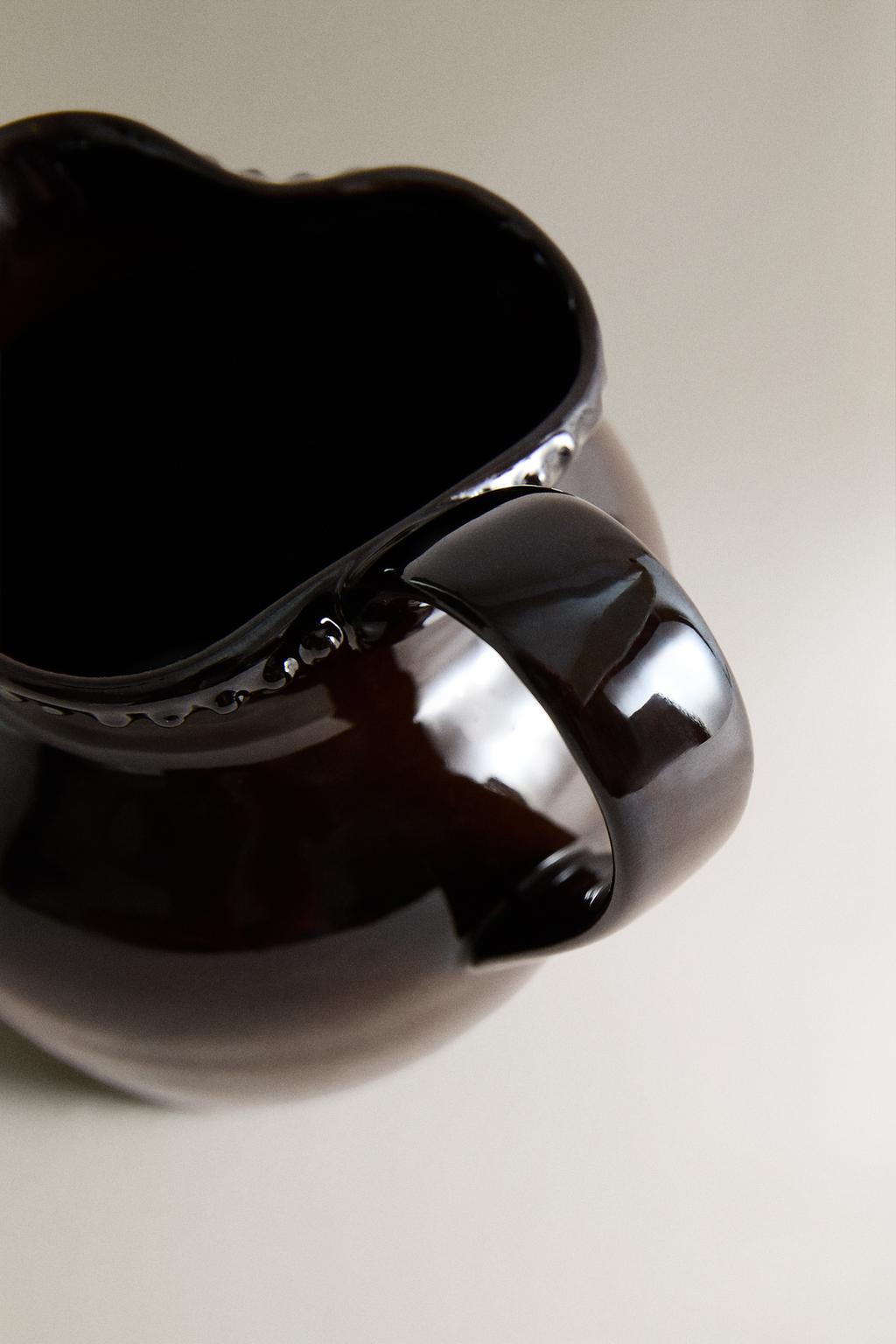 Кувшин из керамики с рельефным дизайном