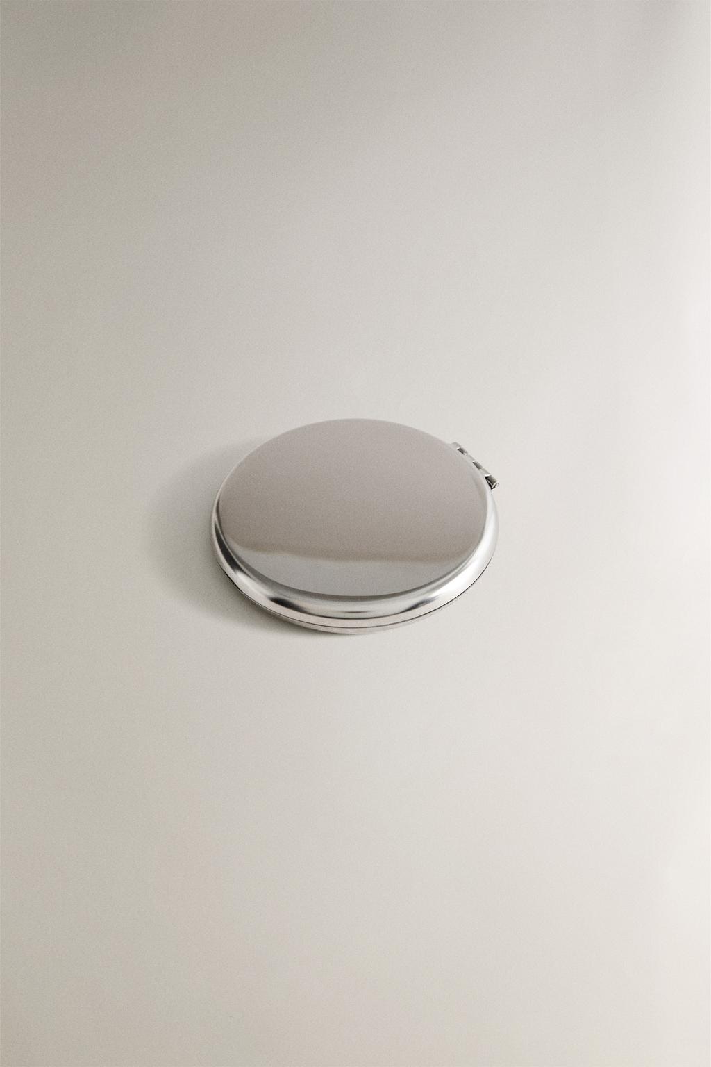 Маленькое зеркало для макияжа