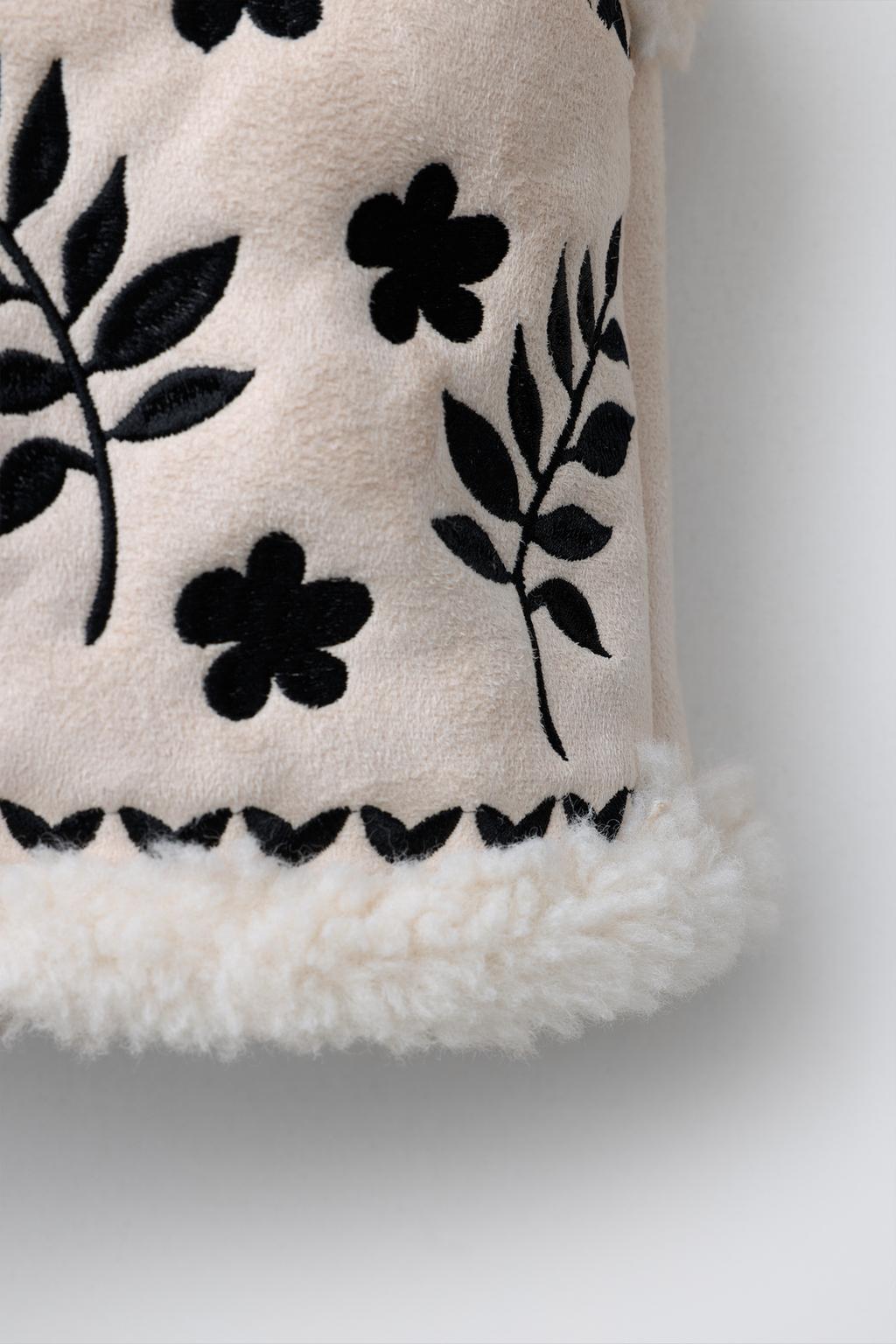 ЖИЛЕТ ИЗ ИСКУССТВЕННОЙ ЗАМШИ С ВЫШИВКОЙ И ИСКУССТВЕННЫМ МЕХОМ