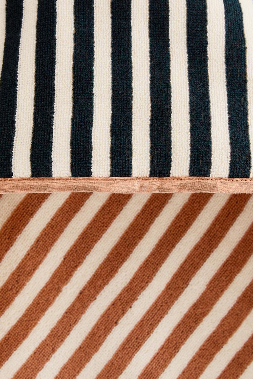 Двусторонний полосатый детский халат с капюшоном