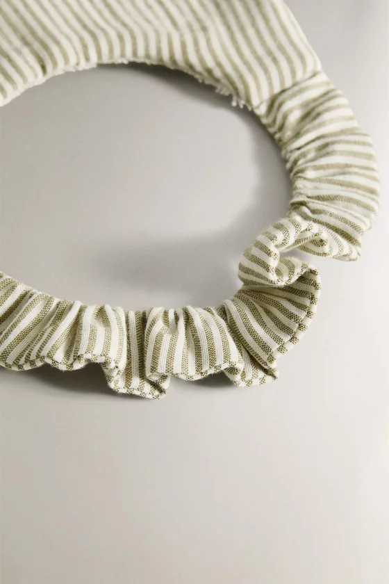 Полосатый слюнявчик из муслина для малышей