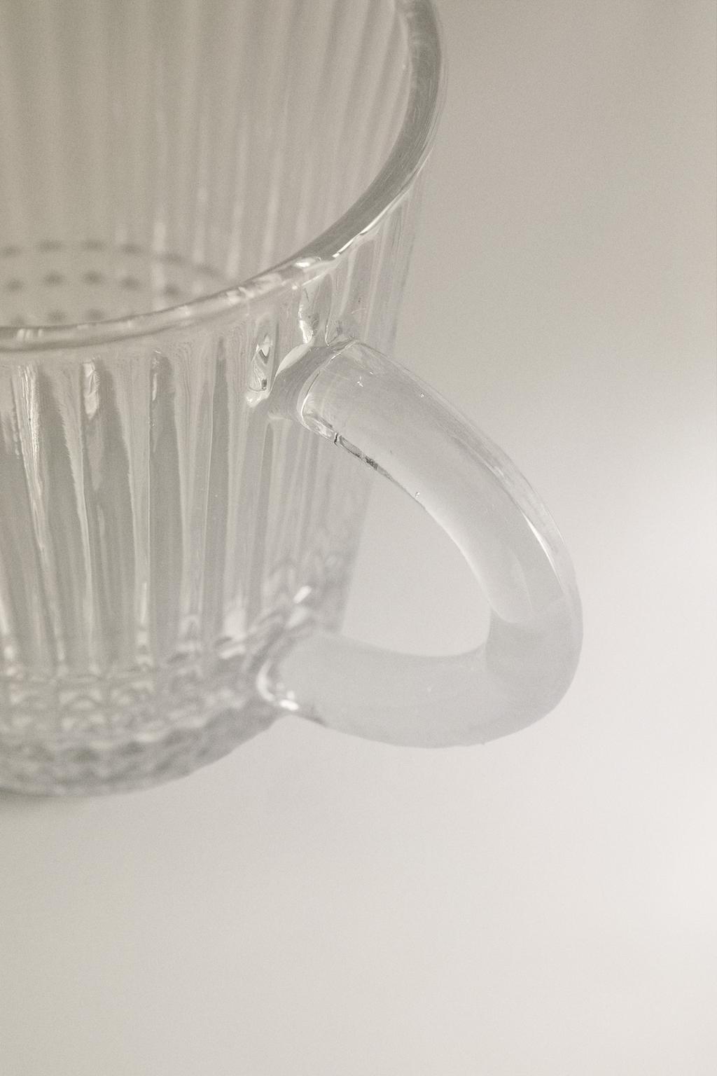 Стеклянный кружка с объемным геометрическим дизайном