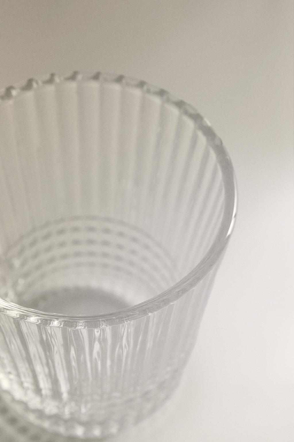 Стеклянный кружка с объемным геометрическим дизайном