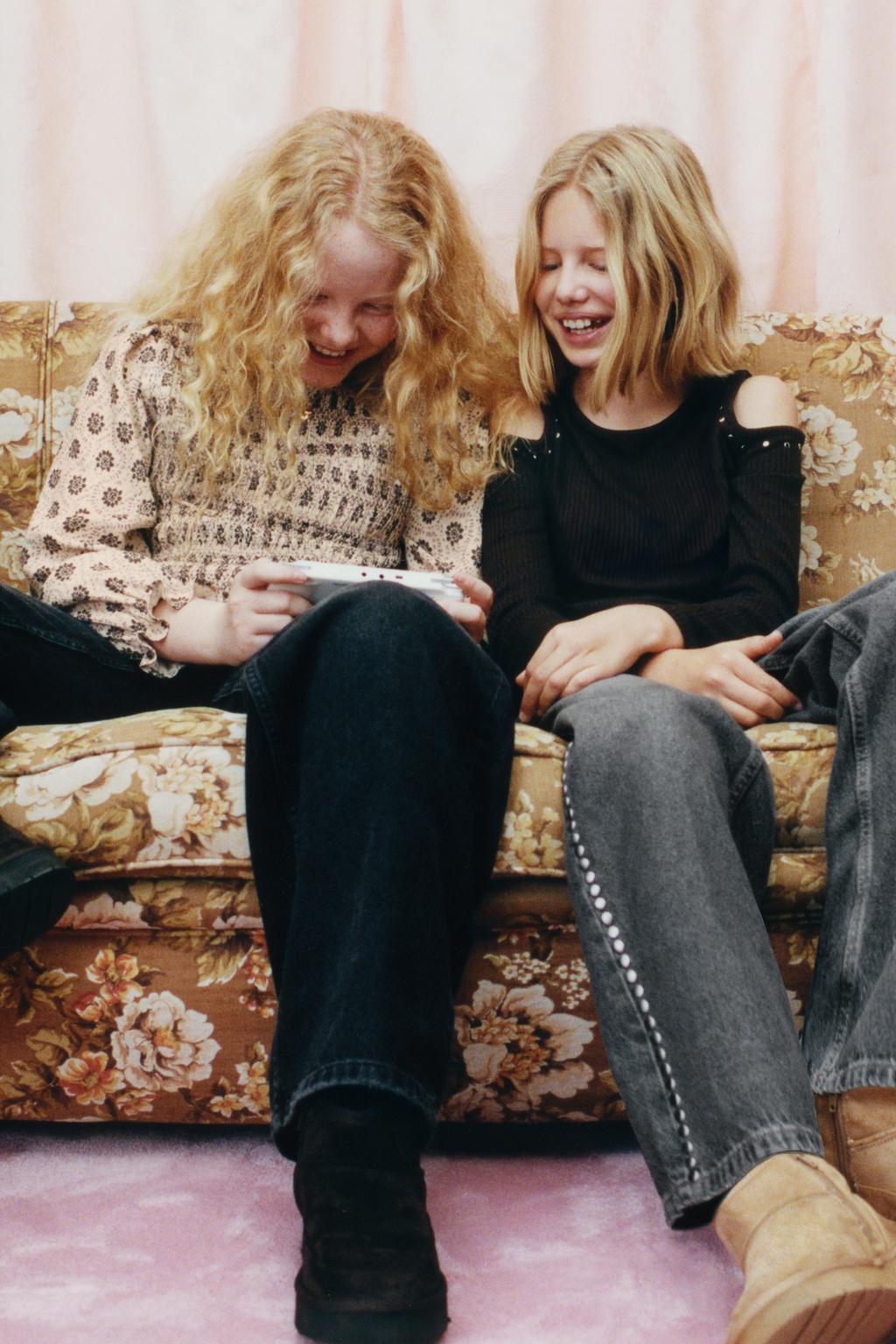 ТОП С ЭЛАСТИЧНЫМИ ДЕТАЛЯМИ И ПРИНТОМ