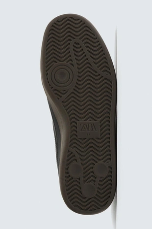 Кроссовки с контрастной подошвой