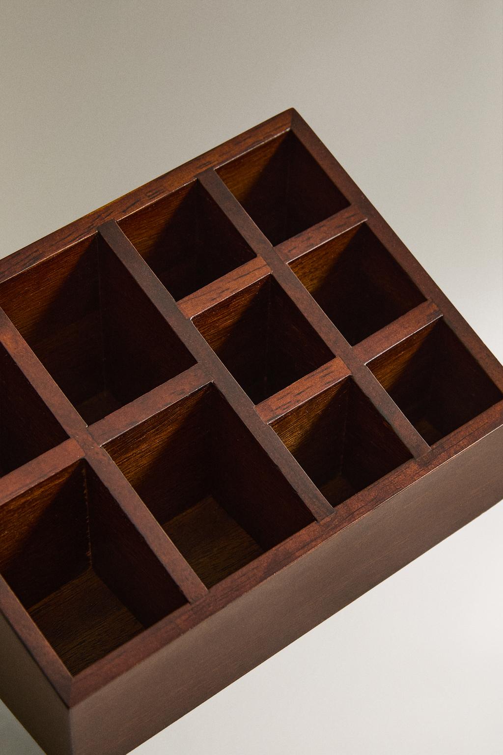 Небольшой деревянный органайзер для макияжа