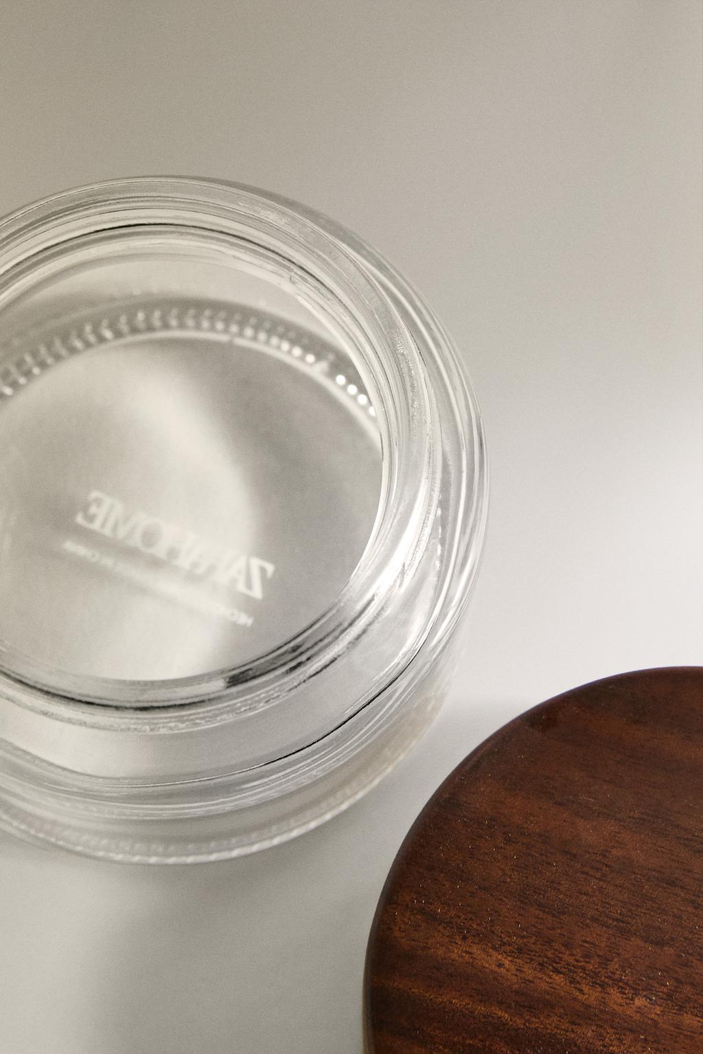 Стеклянная банка с деревянной крышкой