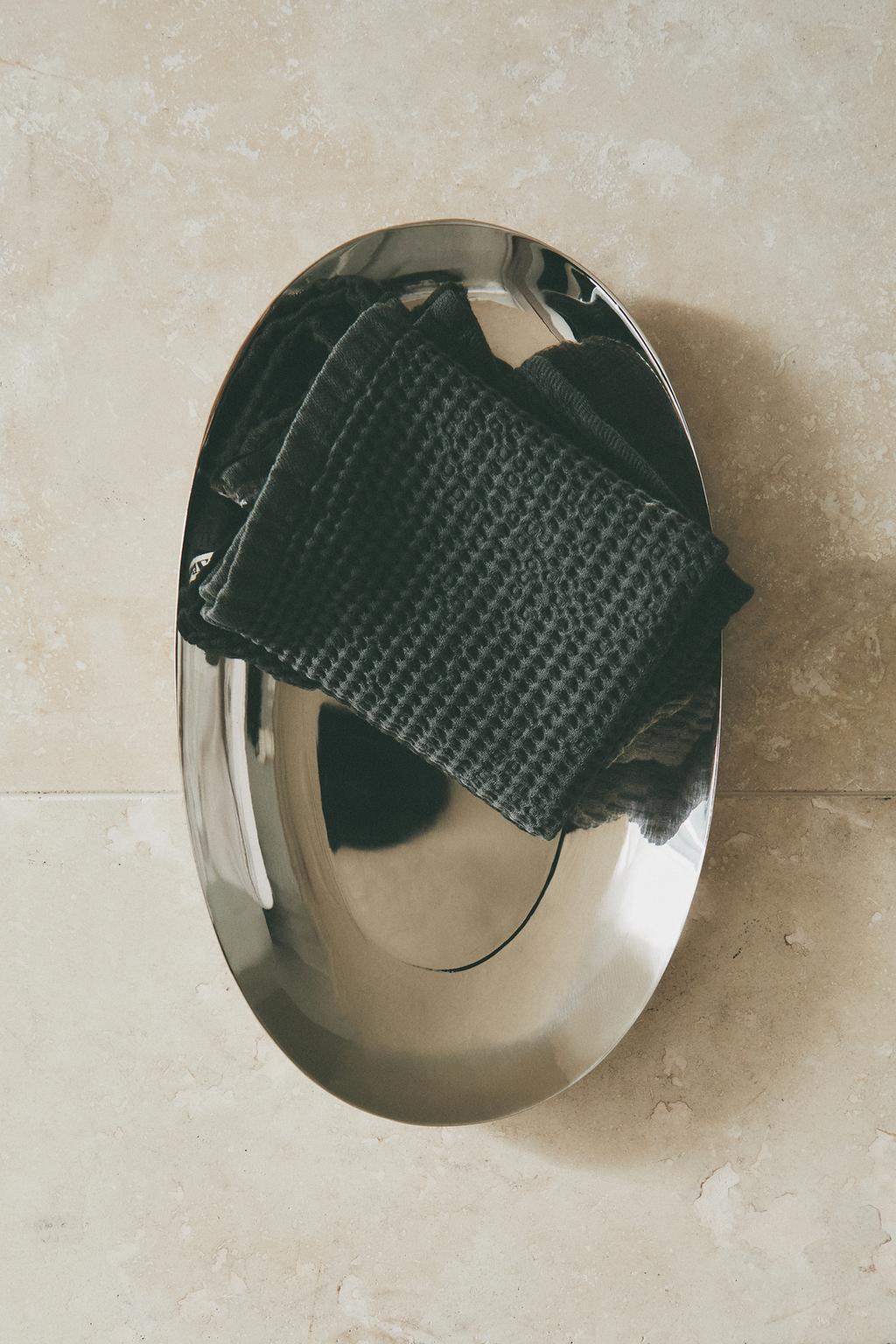 Блестящий металлический поднос для ванной