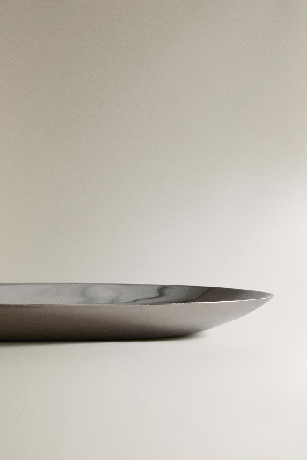 Блестящий металлический поднос для ванной