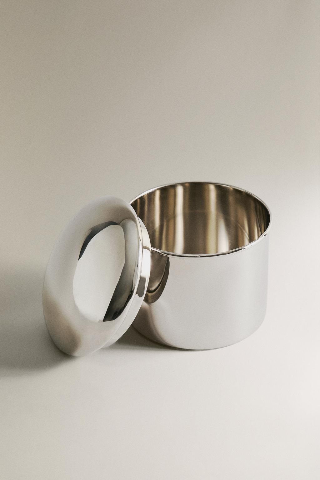 Металлическая банка с блестящим покрытием