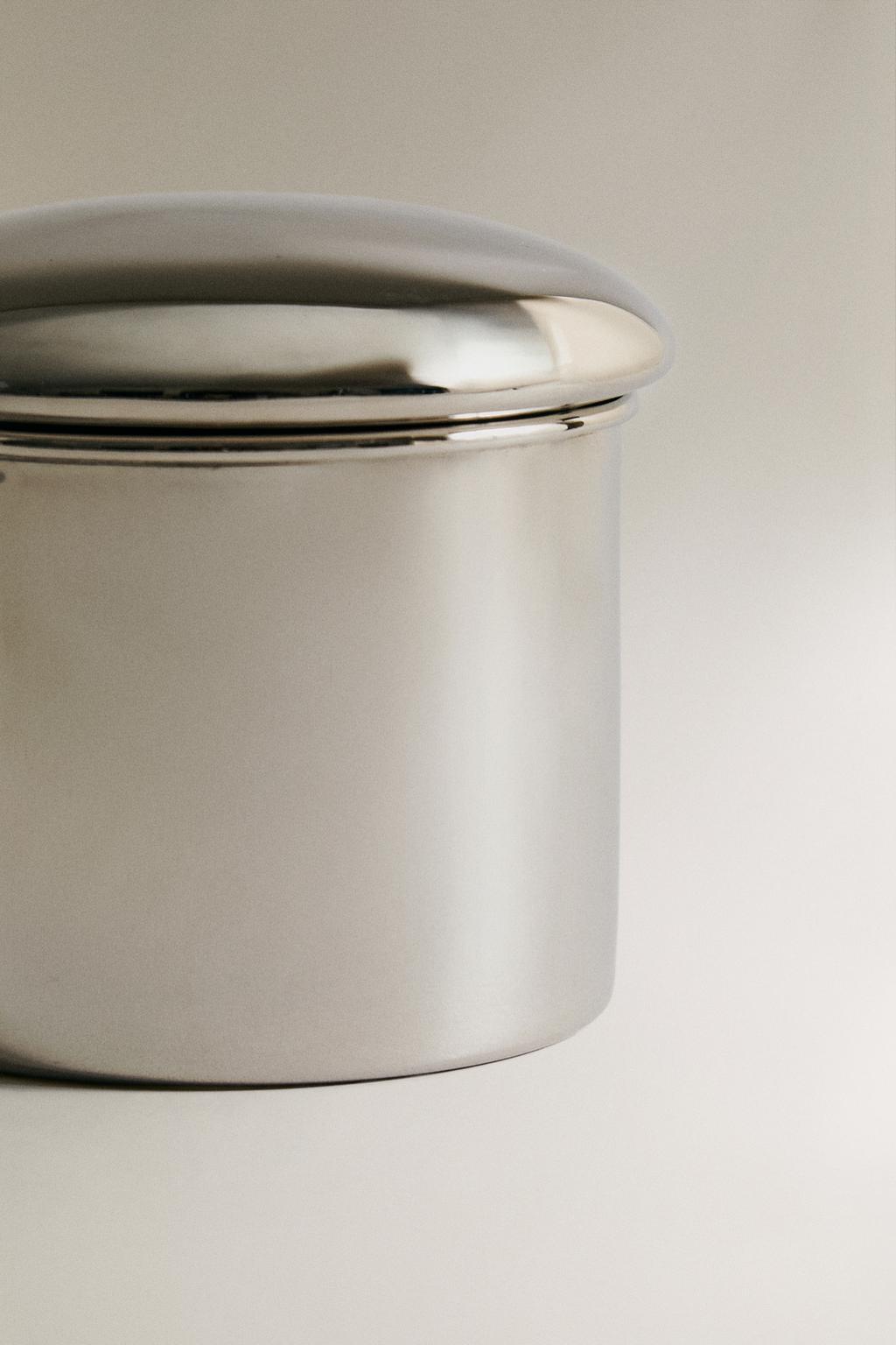 Металлическая банка с блестящим покрытием