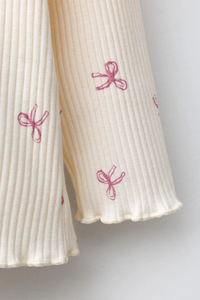 Футболка с аппликациями и лентами из мягкой хлопковой ткани