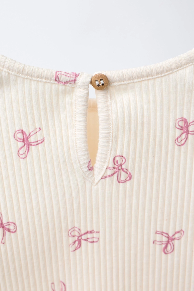 Футболка с аппликациями и лентами из мягкой хлопковой ткани