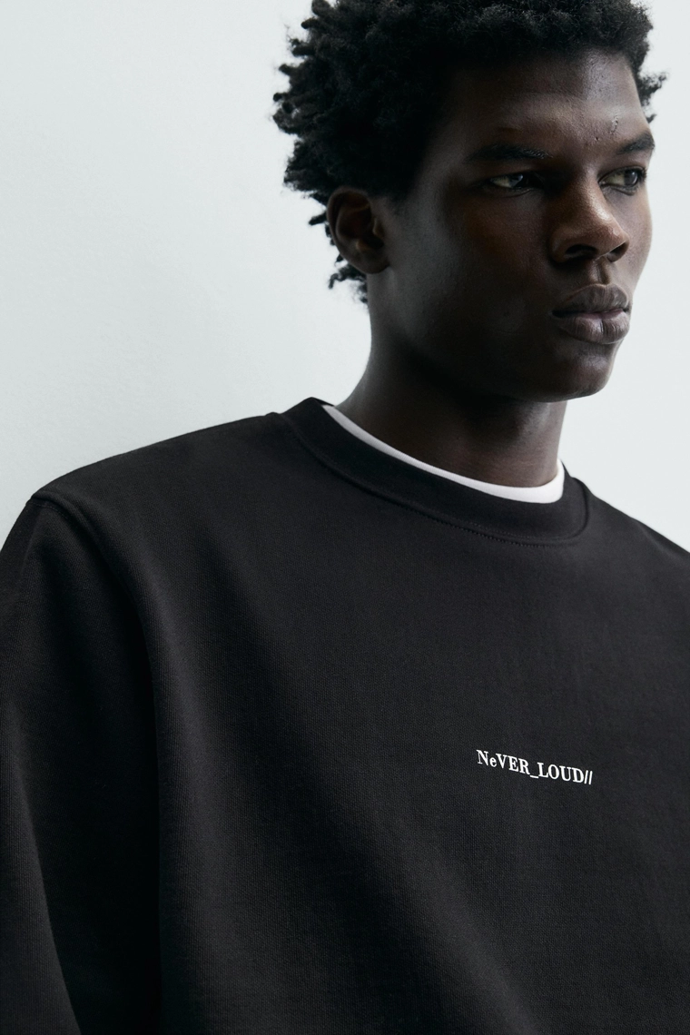 Свитшот с принтом и надписью в регулярном крое