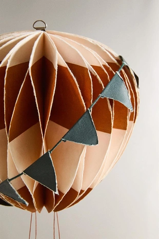 Бумажный декоративный шар на стену (16 см) с разноцветными полосками- Заказать в России