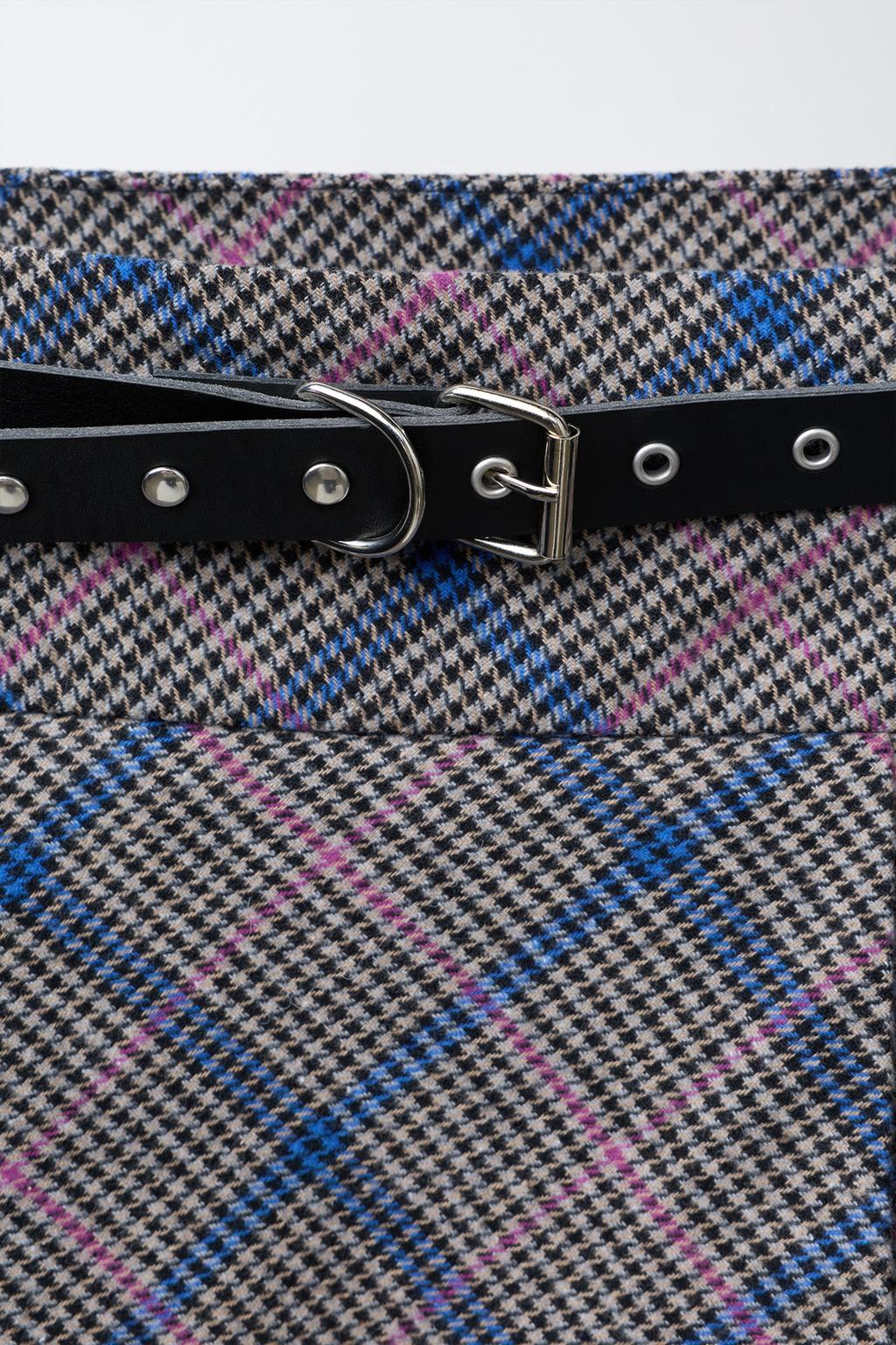 ЮБКА В КЛЕТКУ СО СКЛАДКАМИ, РЕМЕНЬ С ЗАКЛЕПКАМИ