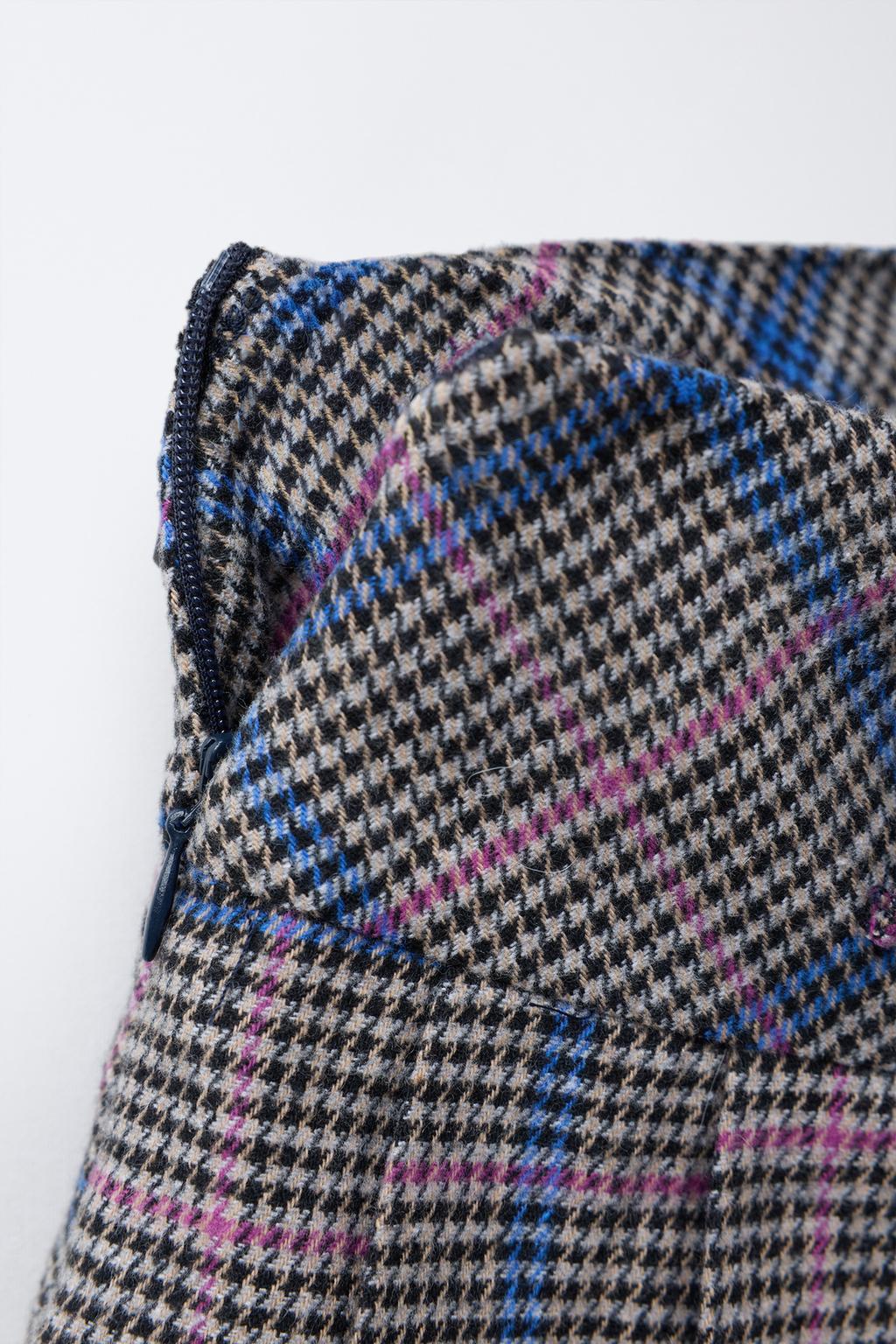 ЮБКА В КЛЕТКУ СО СКЛАДКАМИ, РЕМЕНЬ С ЗАКЛЕПКАМИ