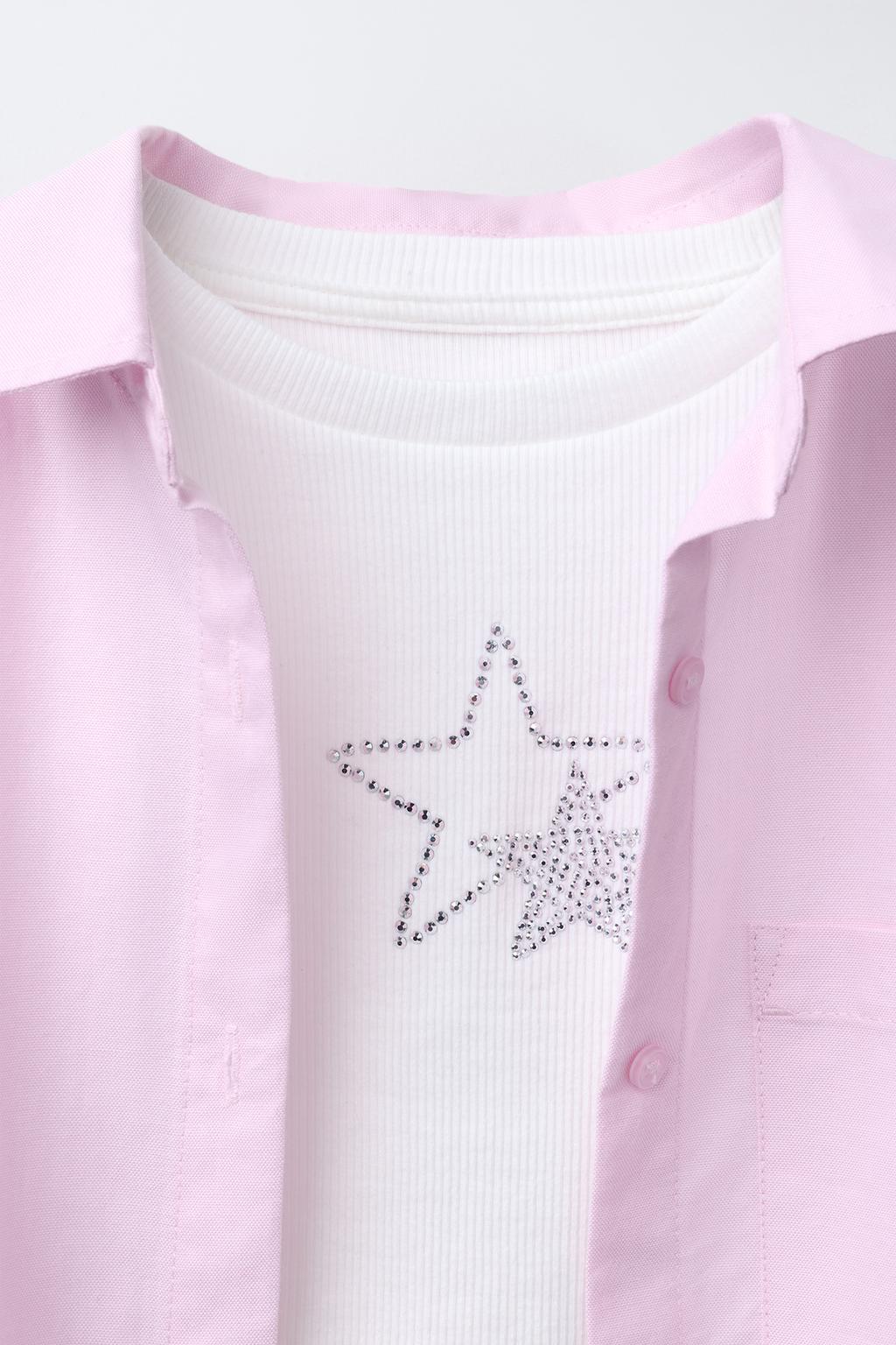 КОМПЛЕКТ: РУБАШКА ИЗ ПОПЛИНА И ФУТБОЛКА СО СТРАЗАМИ