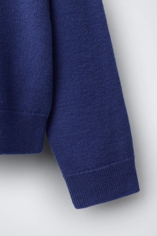 Свитер из 100% шерсти с воротником-стойкой- Заказать в России