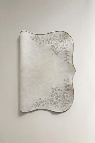 Плетеная скатерть из льна с вышитыми растениями- Заказать в России