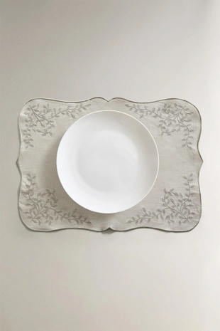 Плетеная скатерть из льна с вышитыми растениями- Заказать в России